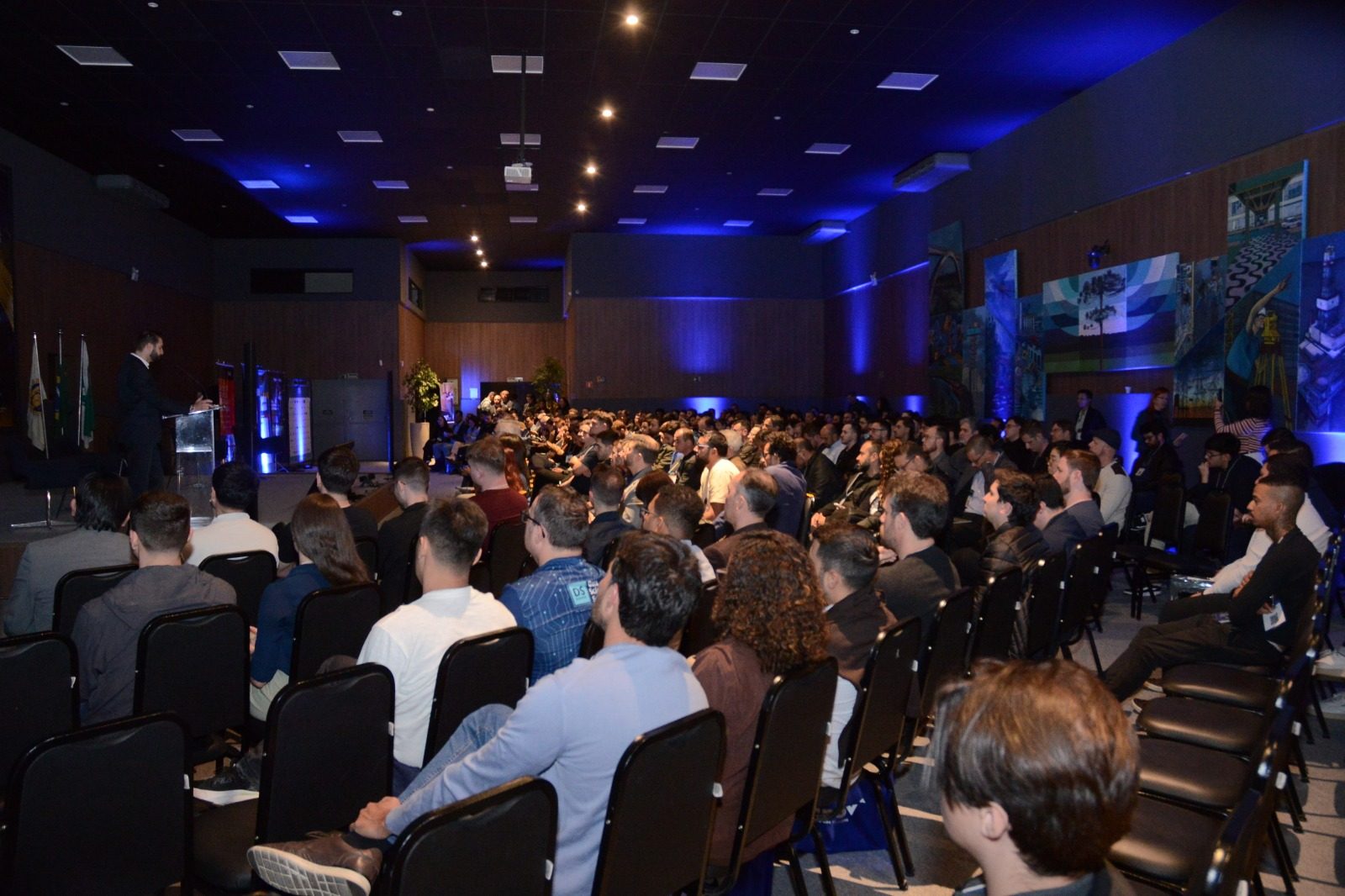 Plateia no auditório do Instituto de Engenharia do Paraná durante o DSSBR 2026