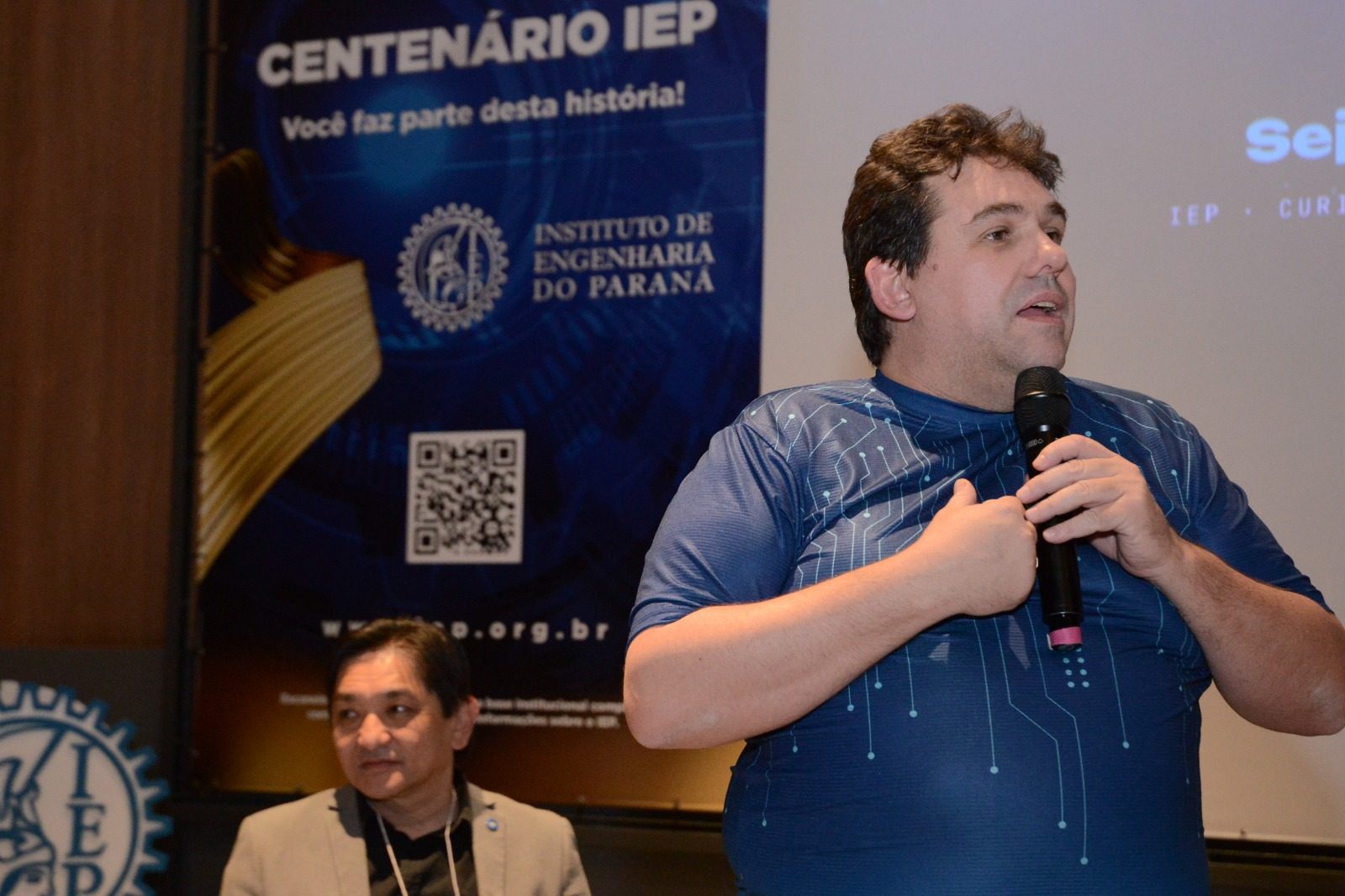 Alessandro Binhara, organizador do Data Science Summit, na abertura do DSSBR 2026