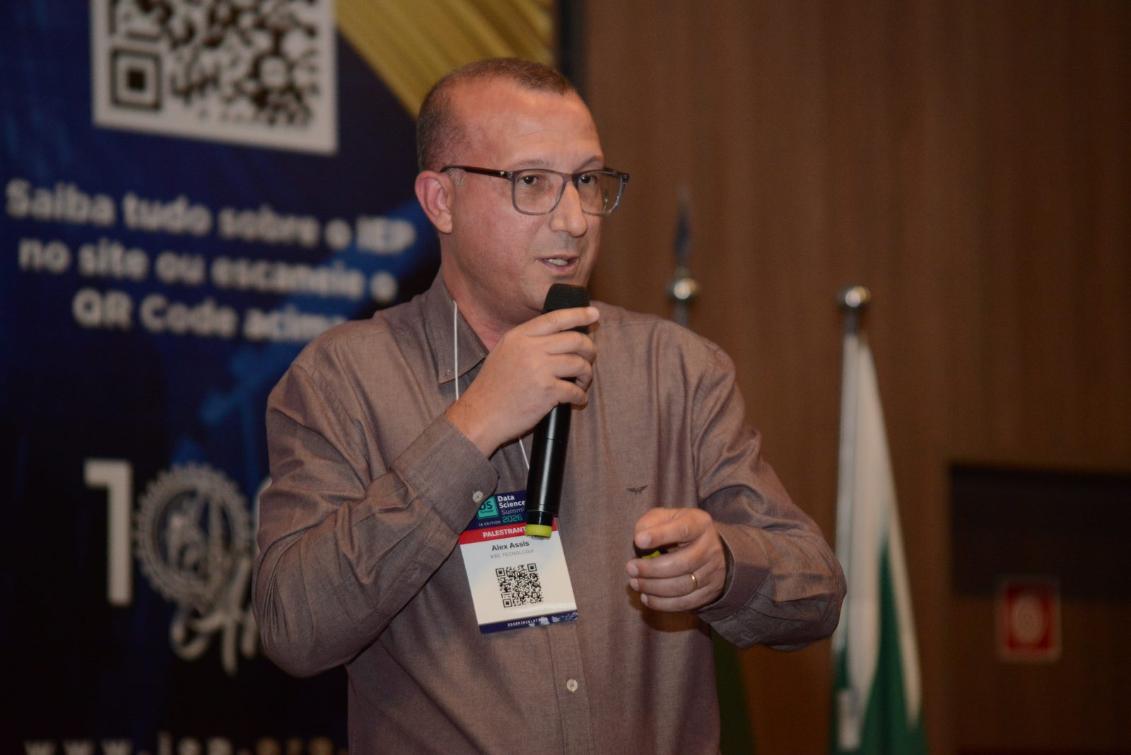 Alex Assis, fundador e CTO da KXC Tecnologia, palestra no DSSBR 2026