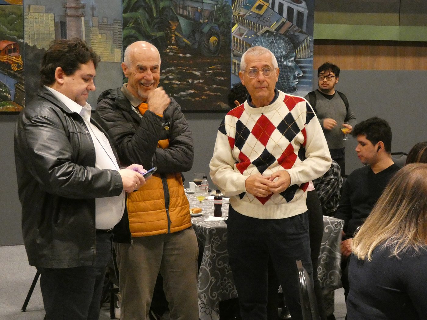 Networking entre participantes no saguão do Instituto.