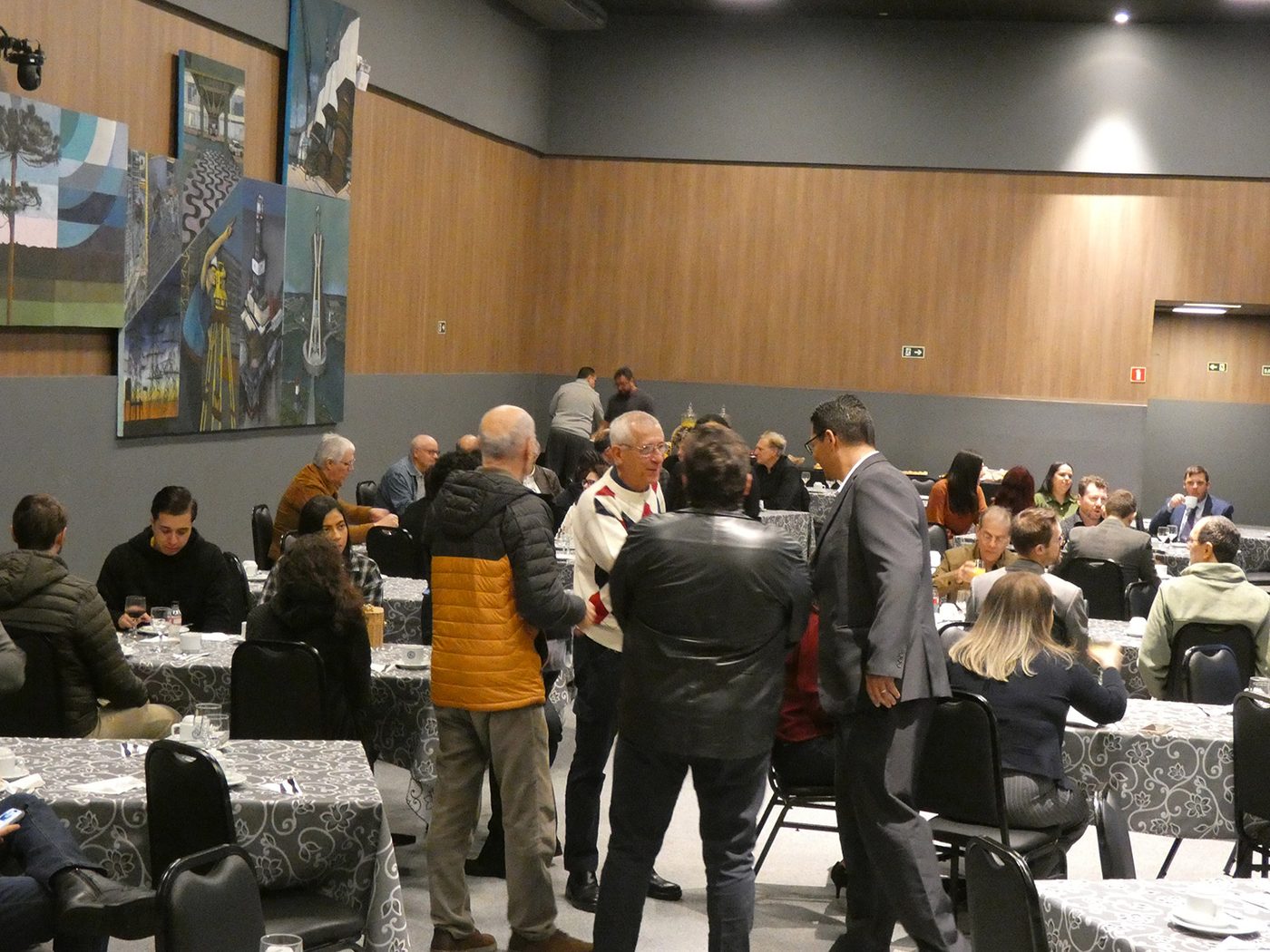 Público do café da manhã no IEP, em Curitiba.