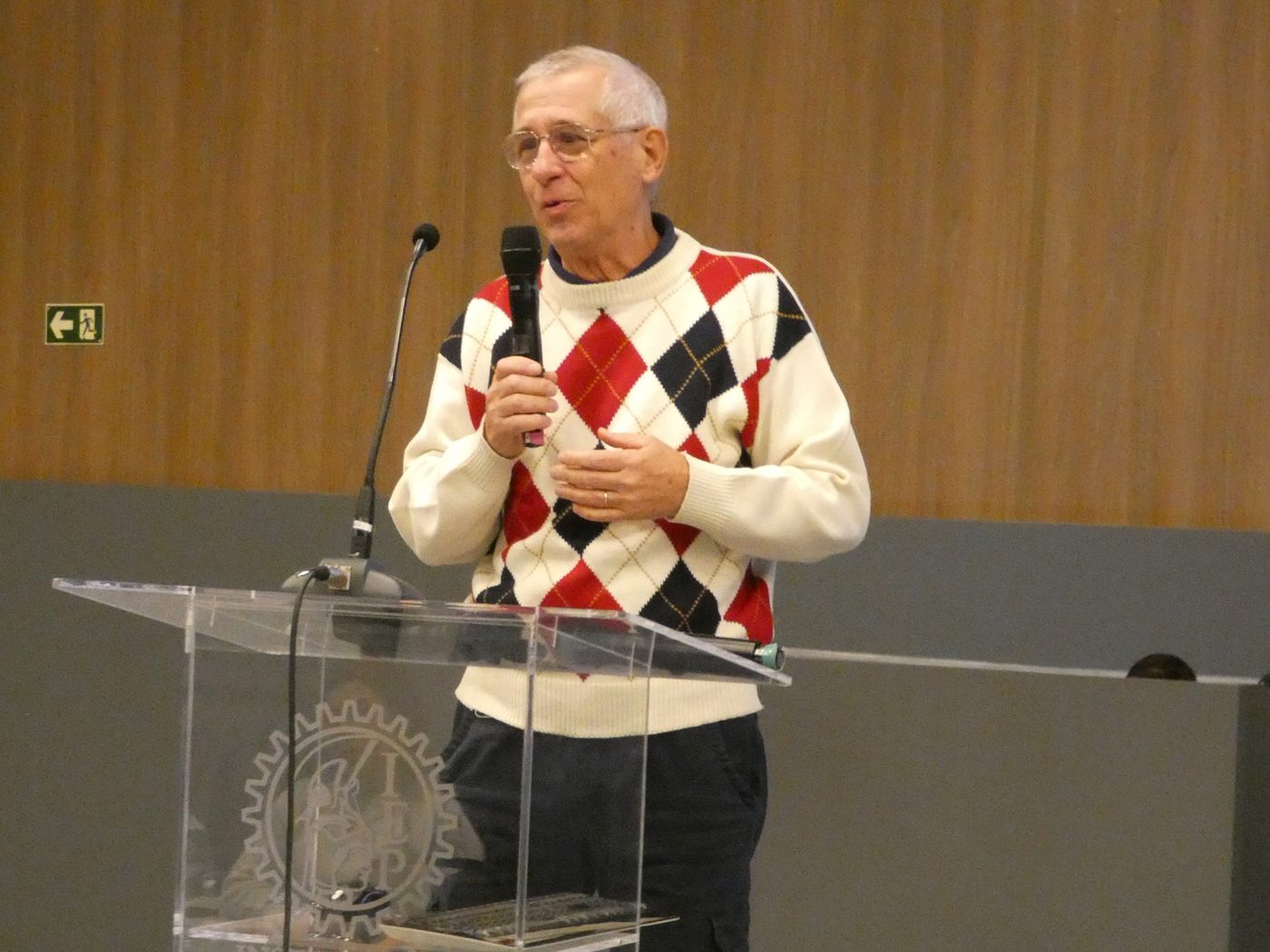 Abertura do encontro, no púlpito do auditório do IEP.