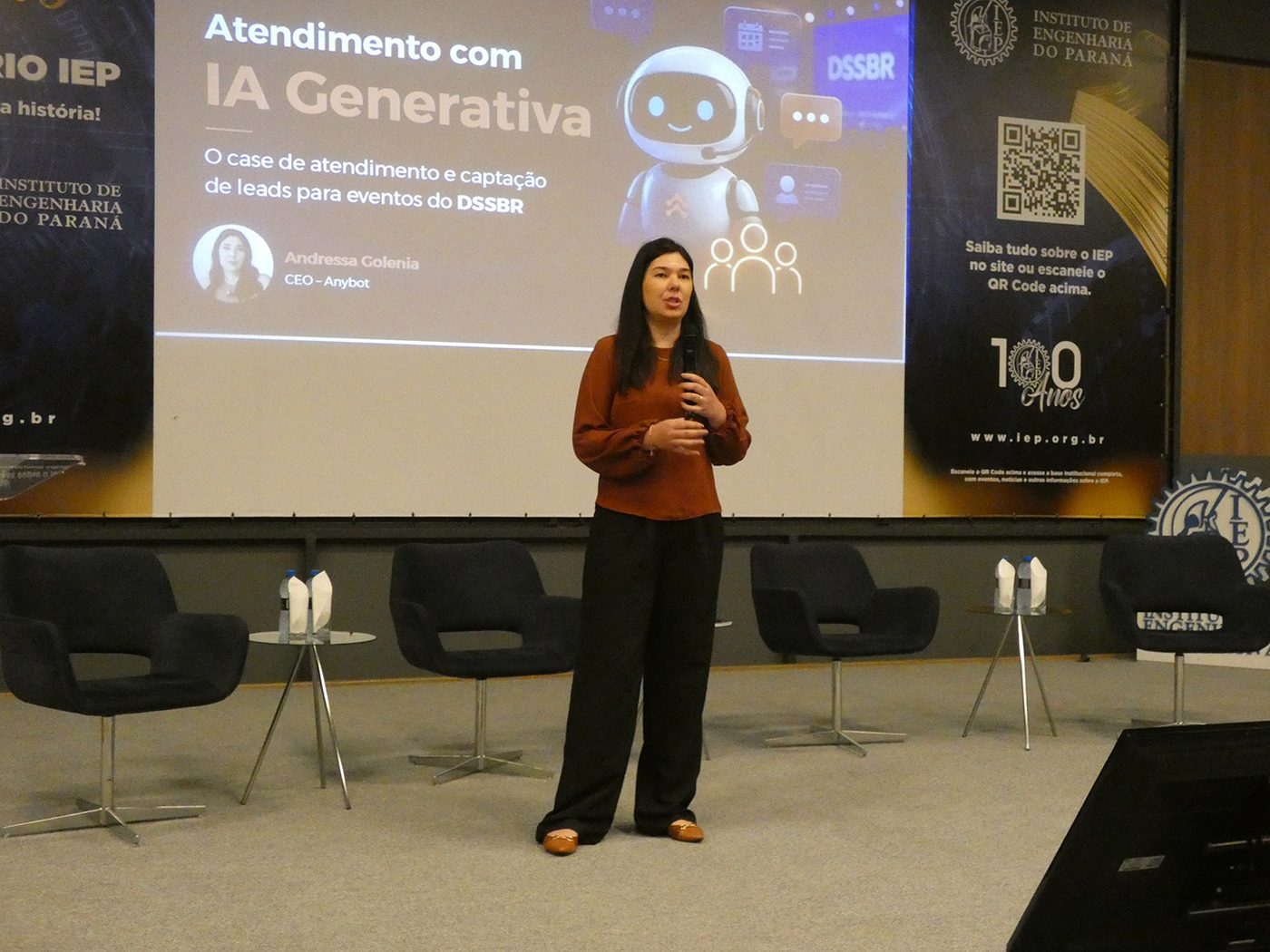 Andressa Golenia, CEO da Anybot, apresenta o case de atendimento com IA generativa.