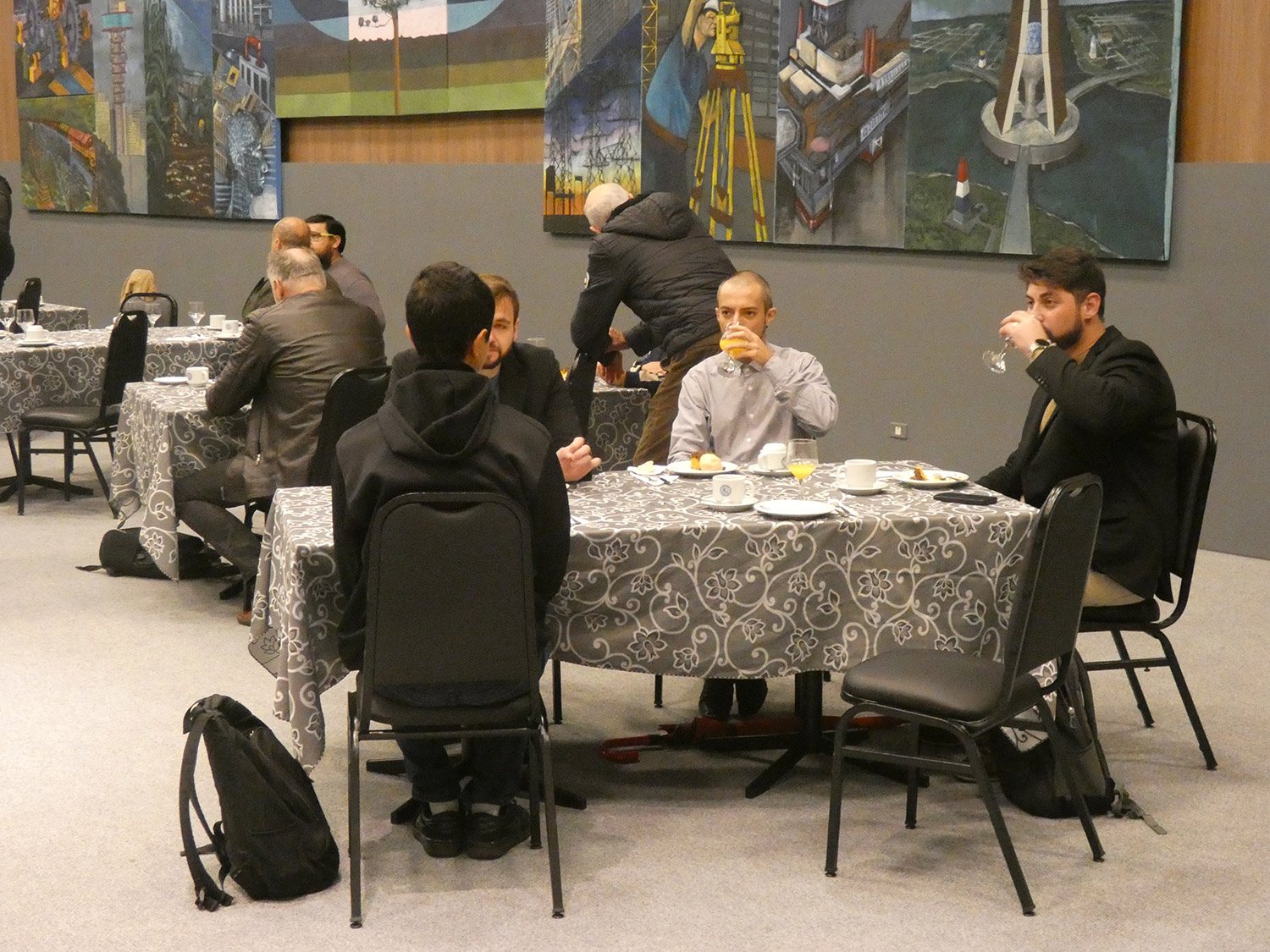 Convidados nas mesas do café da manhã, em Curitiba.
